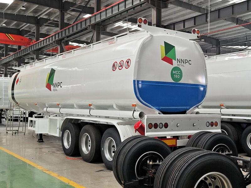 New 3-axle 40000L fuel tank trailer