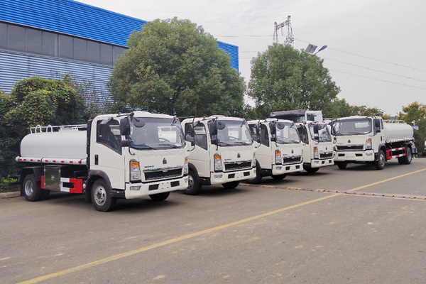 Customized 5000L HOWO potable water tanker