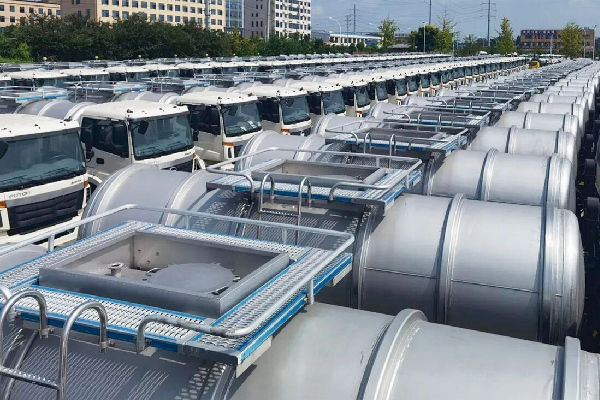 Potable water truck top platform