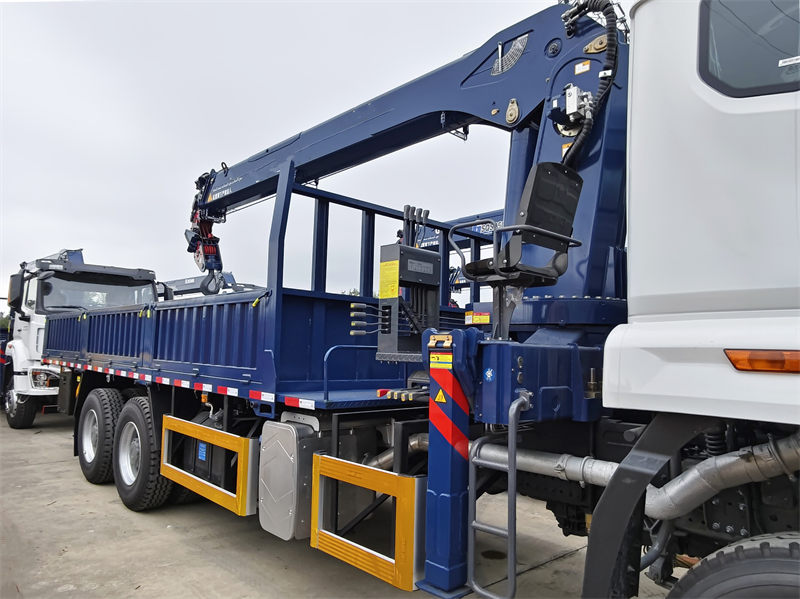 Howo NX 6x4 boom truck with 20T crane