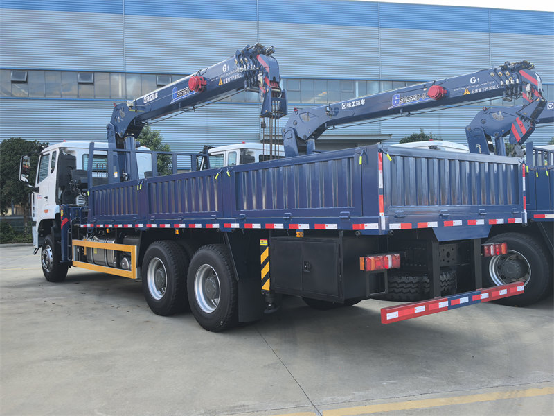 HOWO 10 wheeler truck with crane