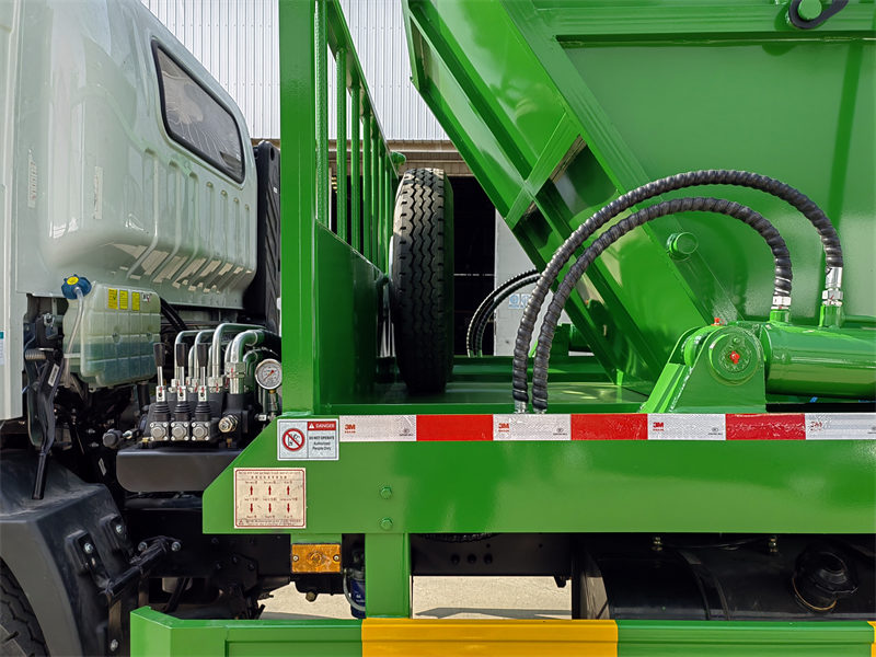 HOWO swing arm garbage truck