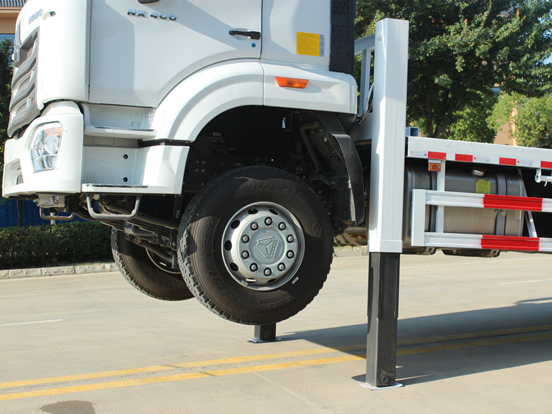 HOWO self loader truck outriggers