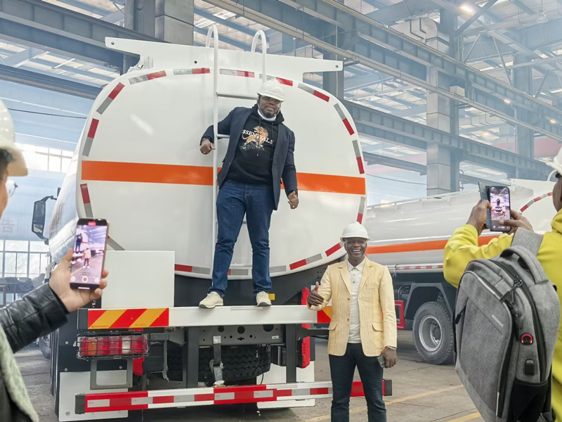 HOWO fuel tank truck 25cbm factory inspection