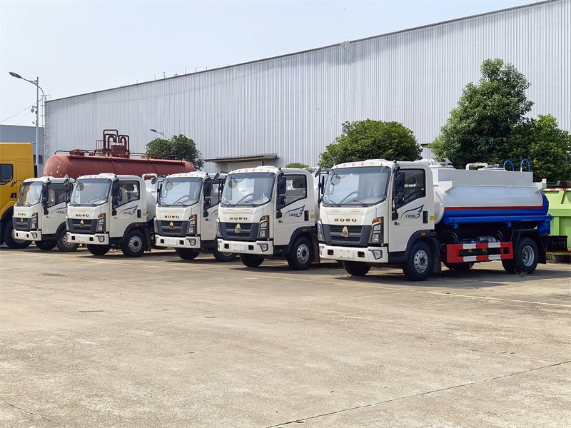 HOWO light 5000L fuel tank truck